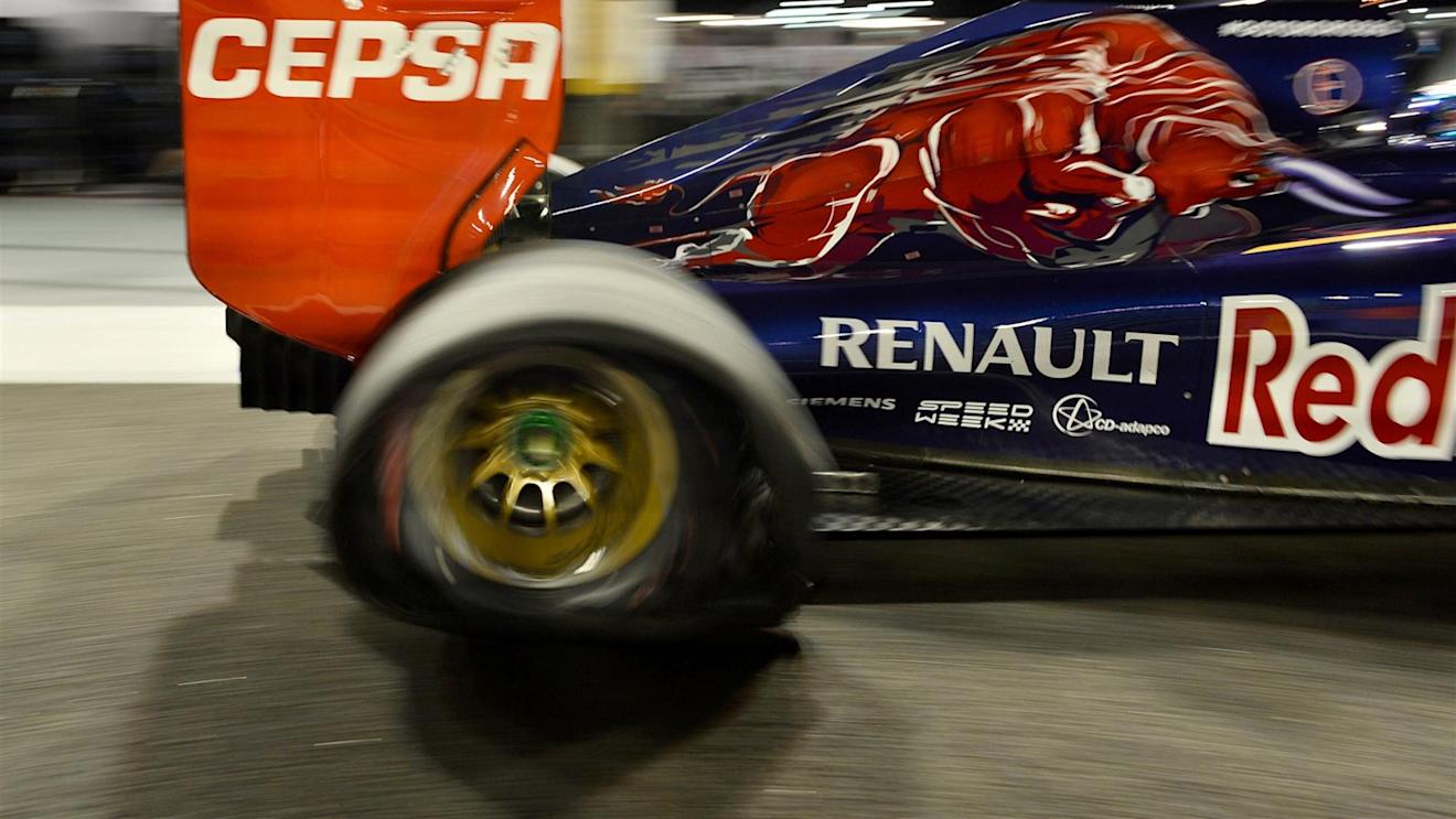Daniil Kvyat (RUS) Scuderia Toro Rosso STR9 with a puncture. Formula One World Championship, Rd14, Singapore Grand Prix, Marina Bay Street Circuit, Singapore, Qualifying, Saturday, 20 September 2014