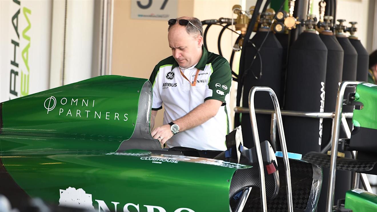 Caterham mechanic works on Caterham CT05 bodywork. Formula One World Championship, Rd19, Abu Dhabi Grand Prix, Preparations, Yas Marina Circuit, Abu Dhabi, UAE, Thursday, 20 November 2014