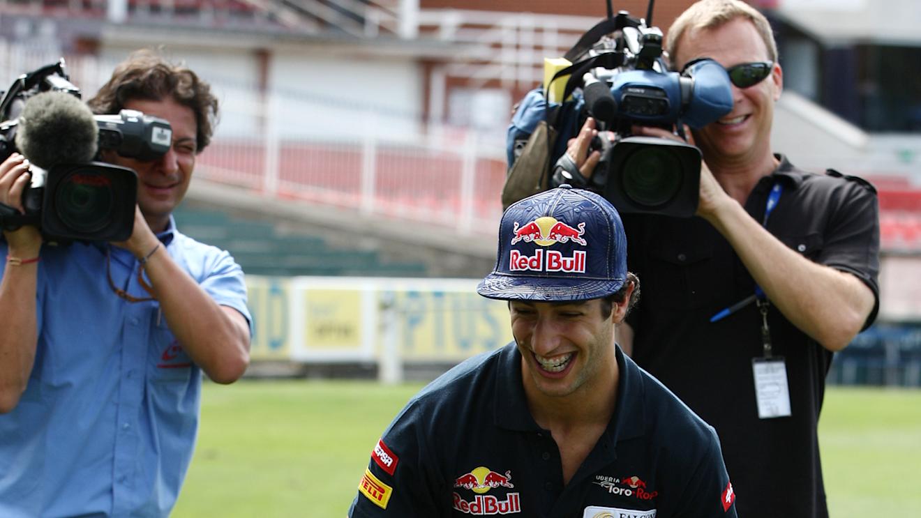 Daniel Ricciardo (AUS) Scuderia Toro Rosso with the Carlton AFL Football Club.
Formula One World Championship, Australian Grand Prix, Rd1, Preparations, Albert Park, Melbourne, Australia, Wednesday 14 March 2012.