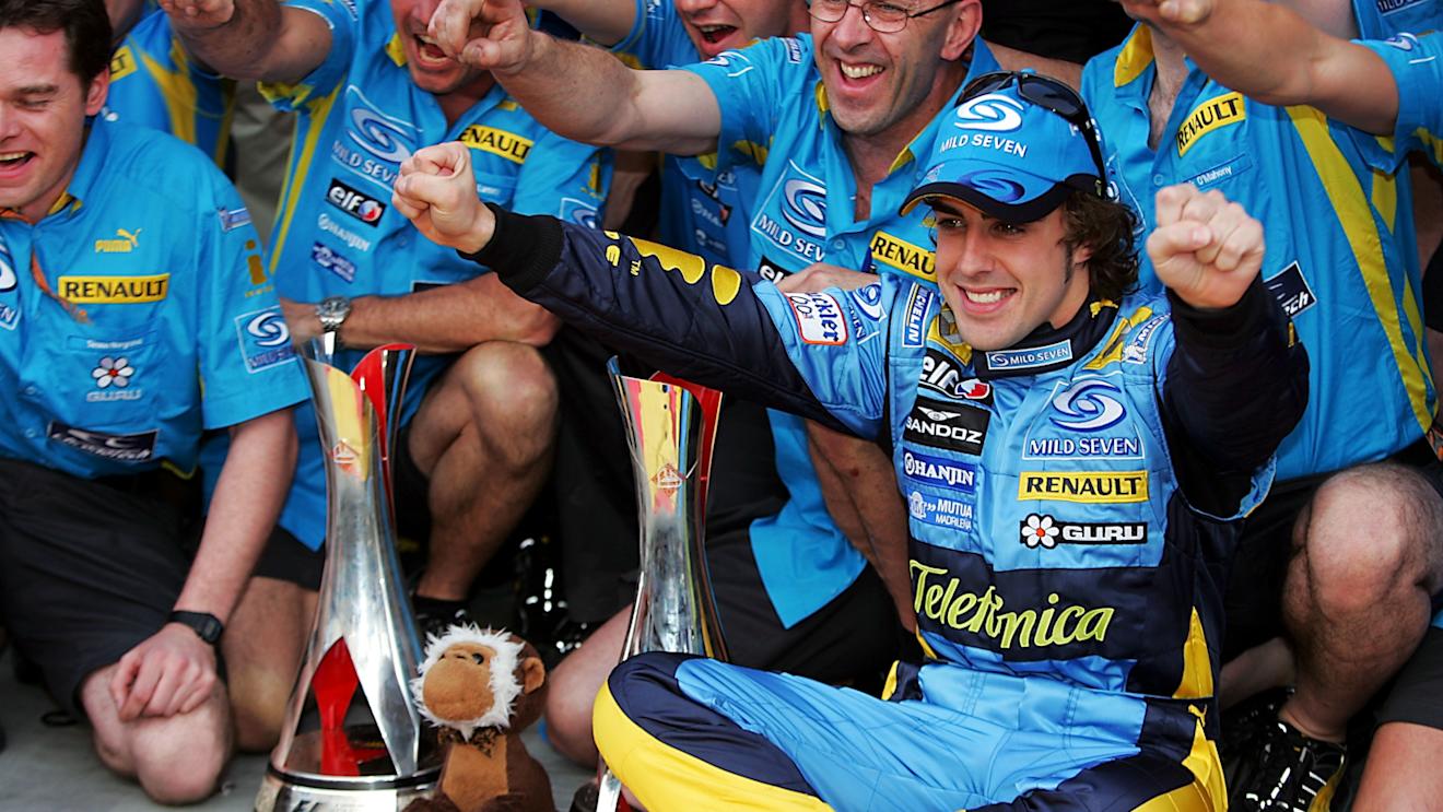 Fernando Alonso (ESP) Renault celebrates his victory with the team.
Formula One World Championship, Rd 1, Bahrain Grand Prix, Race, Bahrain International Circuit, Bahrain, 12 March 2006.
