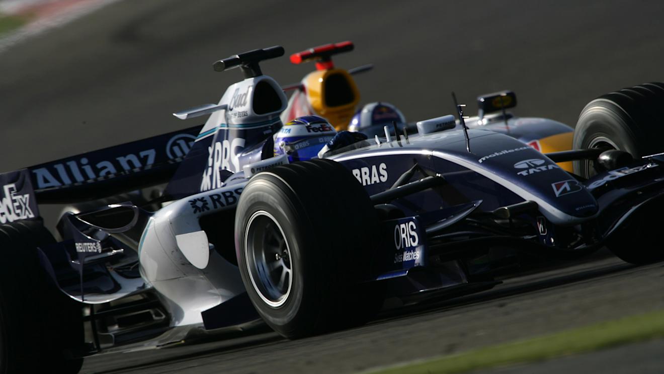 Nico Rosberg (Williams) passes David Coulthard (Red Bull), 2006 Bahrain Grand Prix, Bahrain International Circuit, Sakhir, Bahrain, 9th - 12th March 2006.
© LAT Photographic