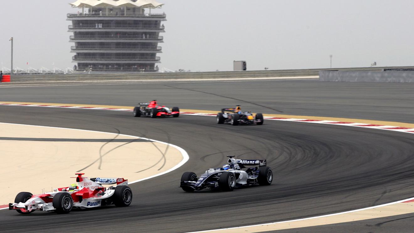 Ralf Schumacher (GER) Toyota TF106 ahead of Nico Rosberg (GER) Williams FW28.
Formula One World Championship, Rd 1, Bahrain Grand Prix, Qualifying Day, Bahrain International Circuit, Bahrain, 11 March 2006.
 © Sutton Motorsport Images