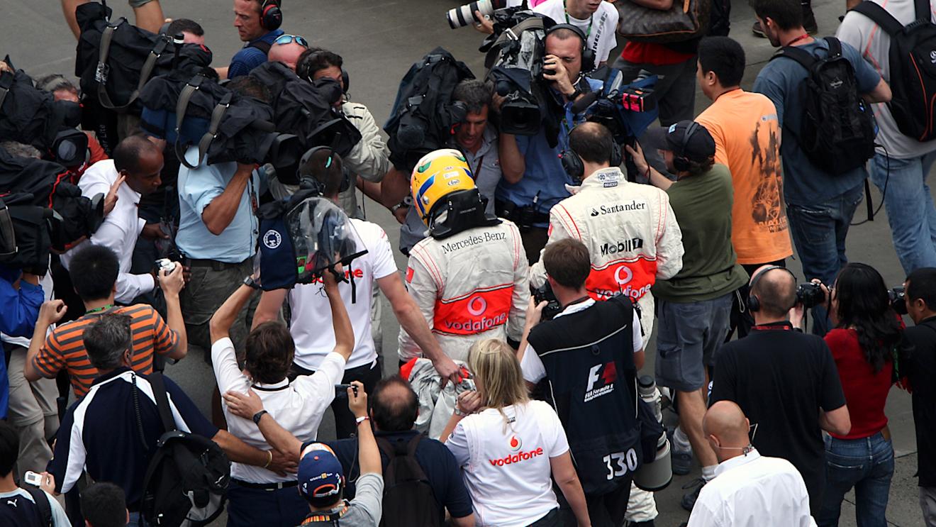 Lewis Hamilton (GBR) McLaren trudges back to the pits after retiring from the race. Formula One World Championship, Rd16, Chinese Grand Prix, Race Day, Shanghai International Circuit, Shanghai, China, Sunday 7 October 2007. © Sutton Motorsport Images