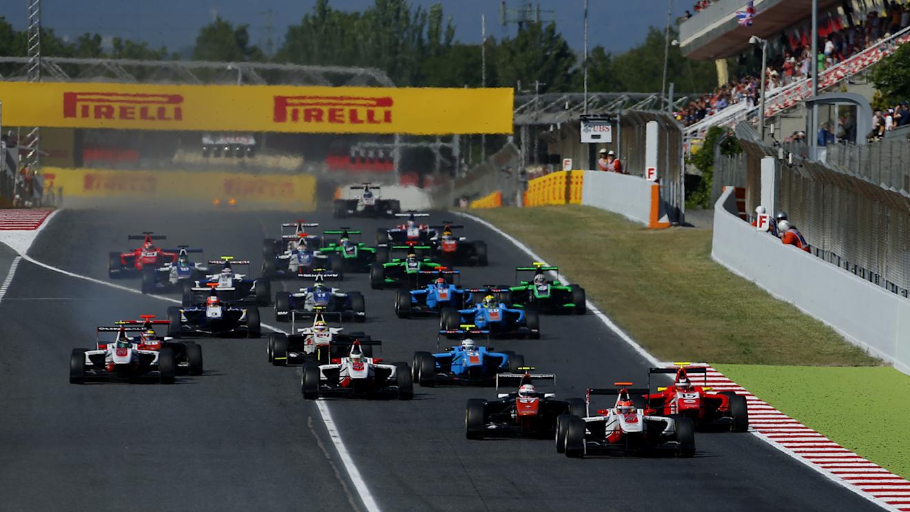 Esteban Ocon (FRA) ART Grand Prix leads at the start of the race at GP3 Series, Rd2, Barcelona, Spain, 8-10 May 2015. © Sutton Motorsport Images
