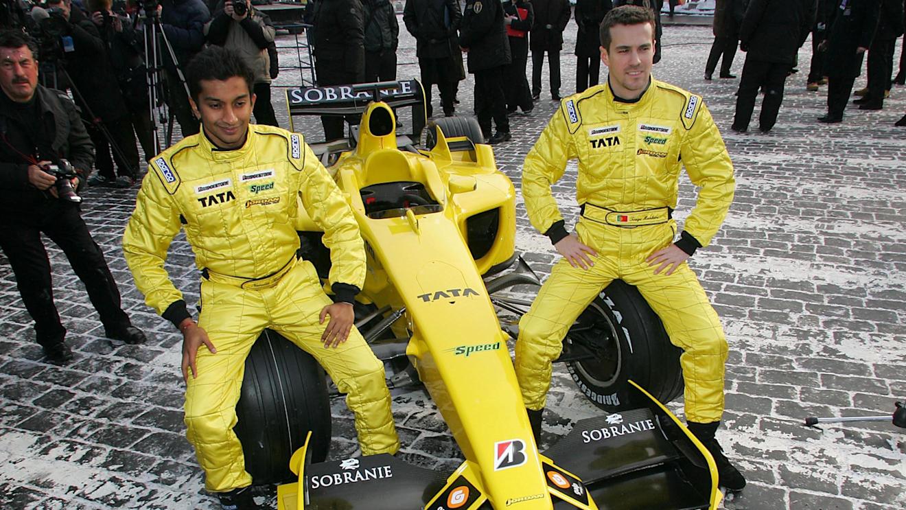 L-R: Narain Karthikeyan (IND) and Tiago Monteiro (POR) with the Jordan EJ15.
Jordan Launch, Red Square, Moscow, Russia, 25 February 2005.
 © Sutton Motorsport Images