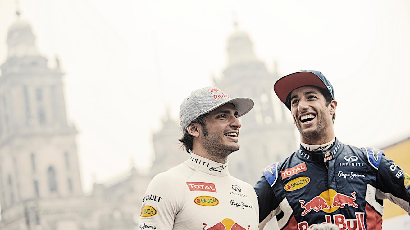 Carlos Sainz and Daniel Ricciardo joking around before their performance during the Red Bull F1 Sowrun in Mexico city in June 27, 2015  © Camilo Rozo/Red Bull Content Pool