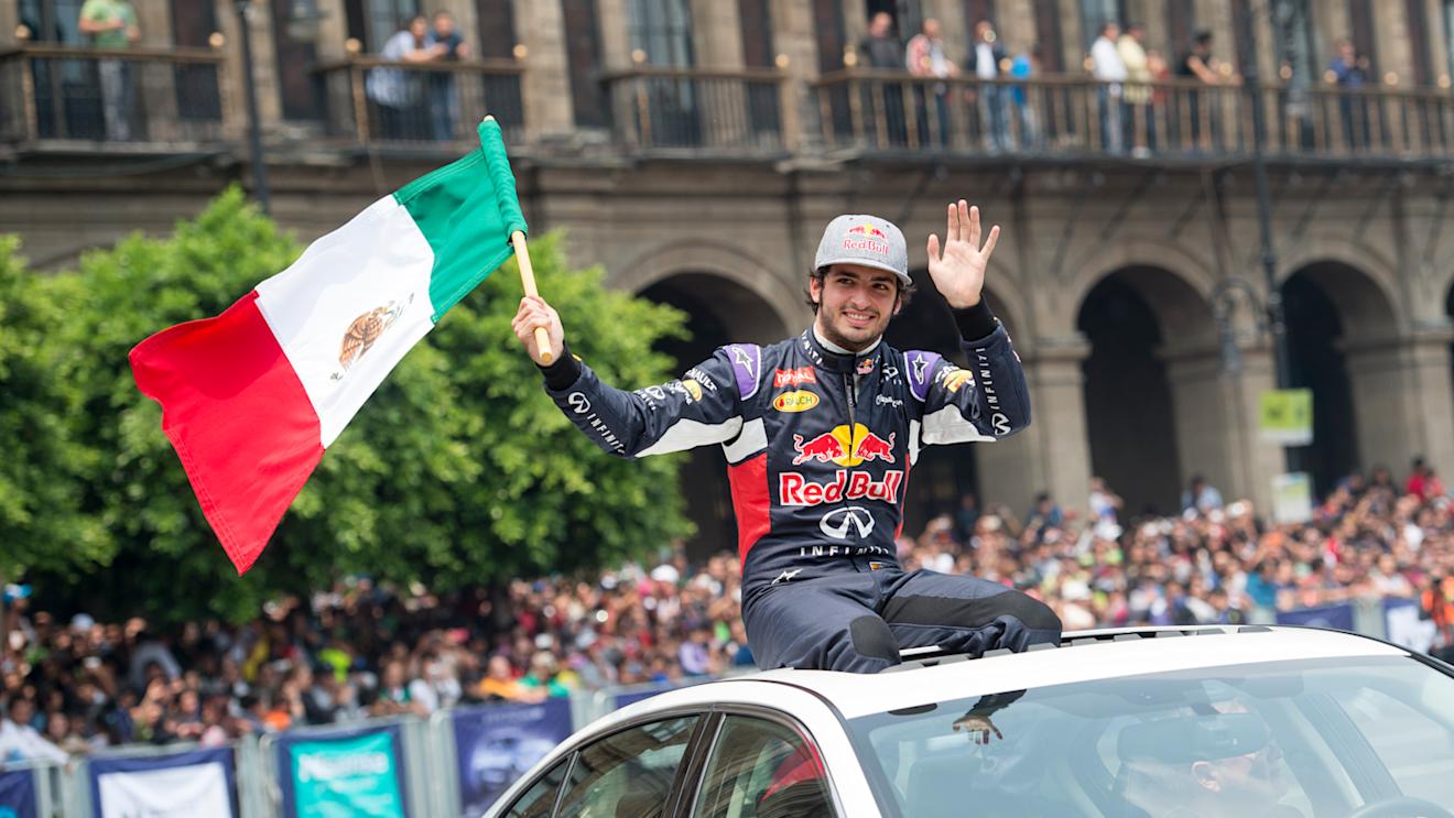 Carlos Sainz waving to the spectators during Infiniti Red Bull Racing F1 Show Run at the Zocalo Plaza in Mexico City on June 27th, 2015 © Marcos Ferro/Red Bull Content Pool