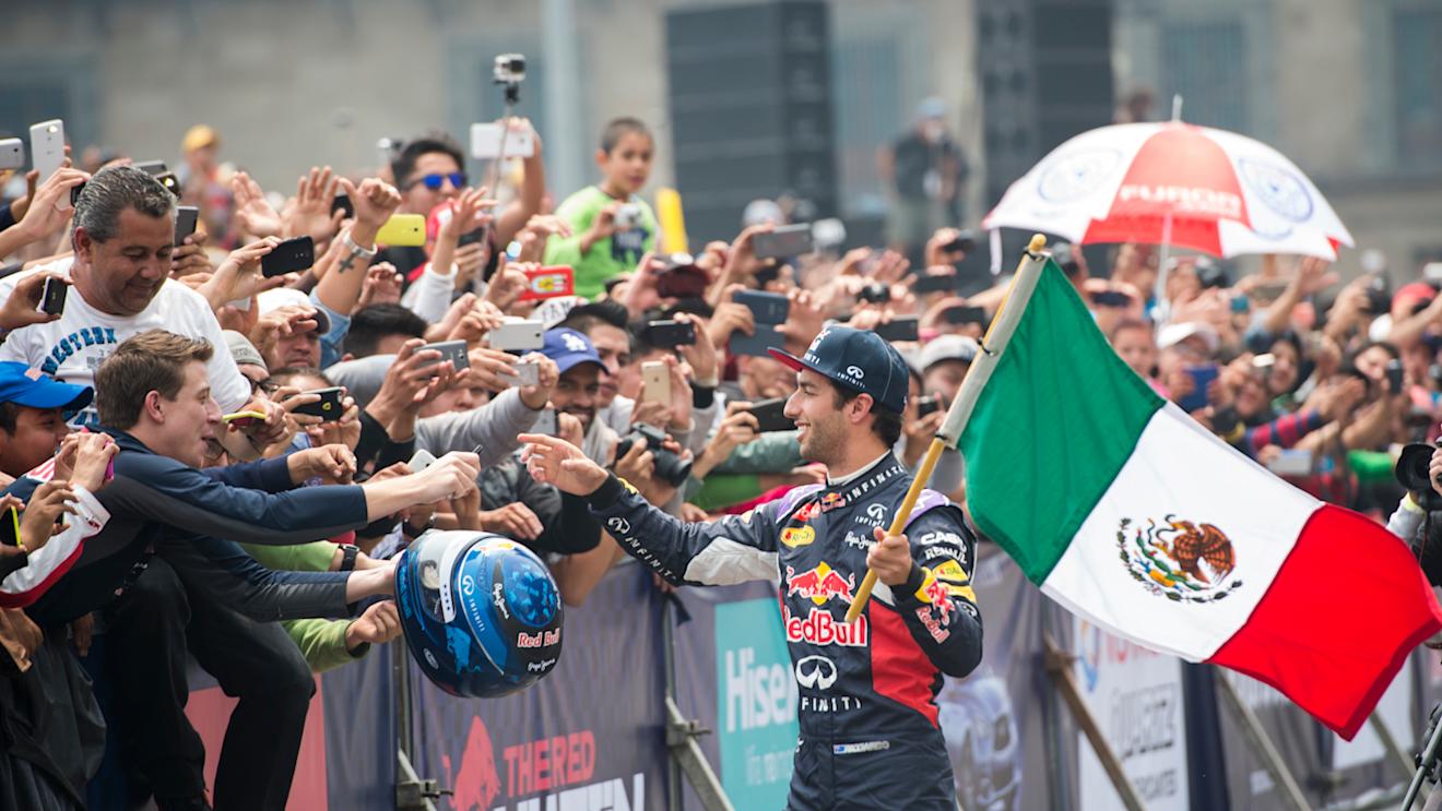 Daniel Ricciardo waving to the spectators during Infiniti Red Bull Racing F1 Show Run at the Zocalo Plaza in Mexico City on June 27th, 2015 © Marcos Ferro/Red Bull Content Pool