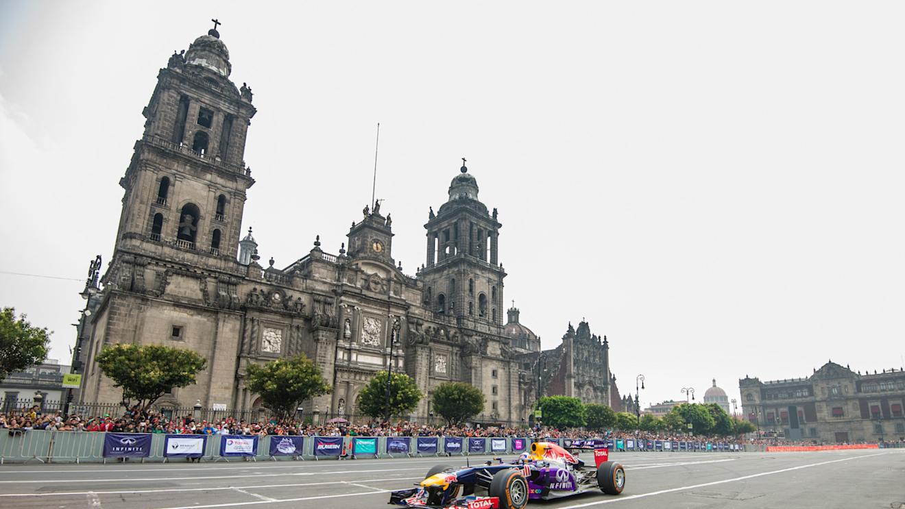 Carlos Sainz performs during Infiniti Red Bull Racing F1 Show Run at the Zocalo Plaza in Mexico City on June 27th, 2015 © Marcos Ferro/Red Bull Content Pool