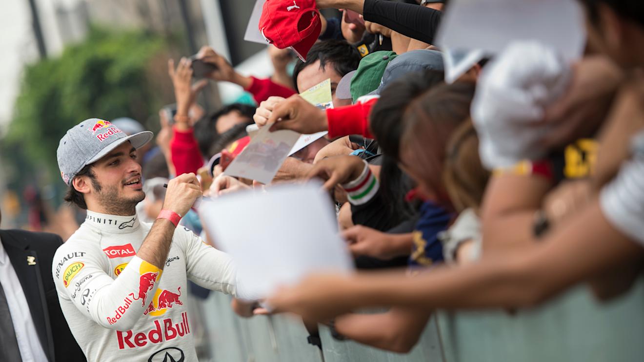 Carlos Sainz signs autographs during Infiniti Red Bull Racing F1 Show Run at the Zocalo Plaza in Mexico City on June 27th, 2015 © Marcos Ferro/Red Bull Content Pool