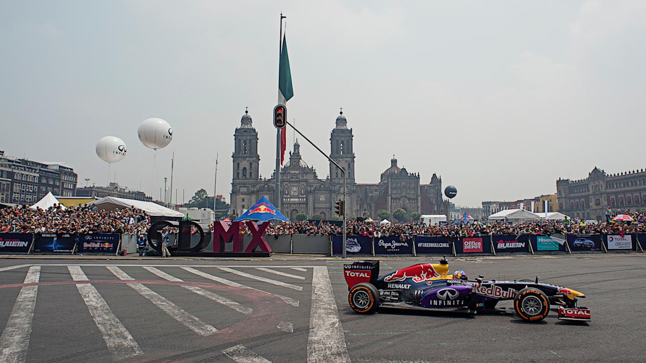Daniel Ricciardo laping around the Zocalo during the Infiniti Red Bull F1 show run in Mexico City on June 27, 2015 © Camilo Rozo/Red Bull Content Pool