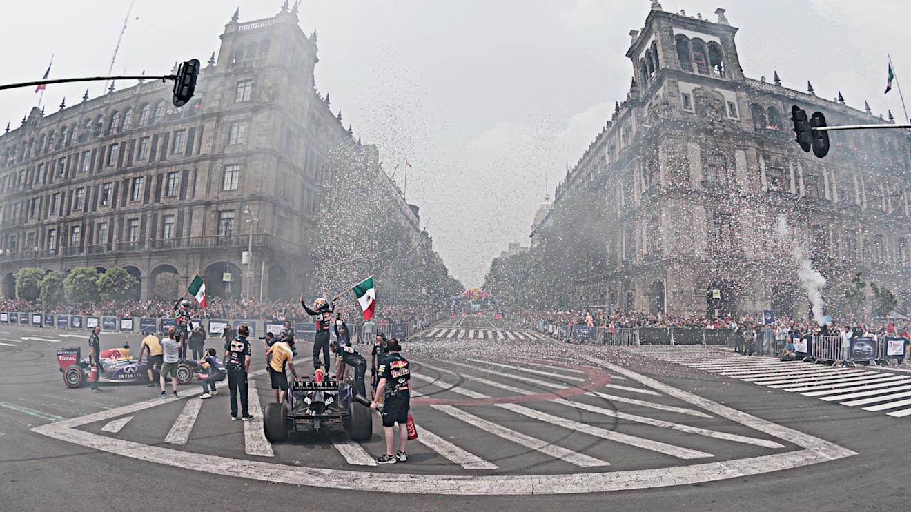 Carlos Sainz and Daniel Ricciardo saluting the crowd after finishing their performance during the Red Bull F1 Sowrun in Mexico city on June 27, 2015 © Camilo Rozo/Red Bull Content Pool