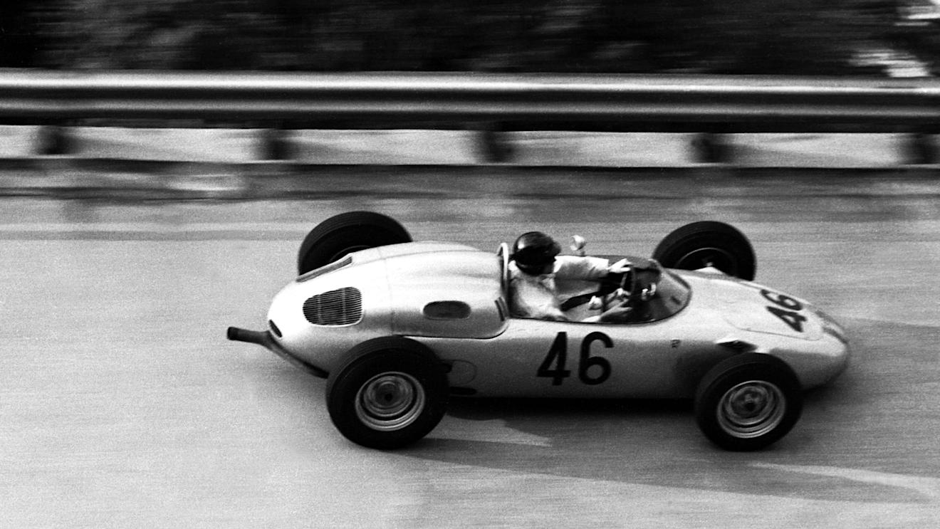 Dan Gurney (2nd place) takes his Porsche 718 around the banking in 1961.  ©Sutton Motorsport Images