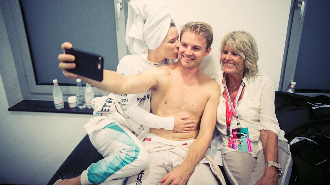 With wife Vivian and mother Sina ©  Mercedes-Benz Grand Prix Ltd / Paul Ripke