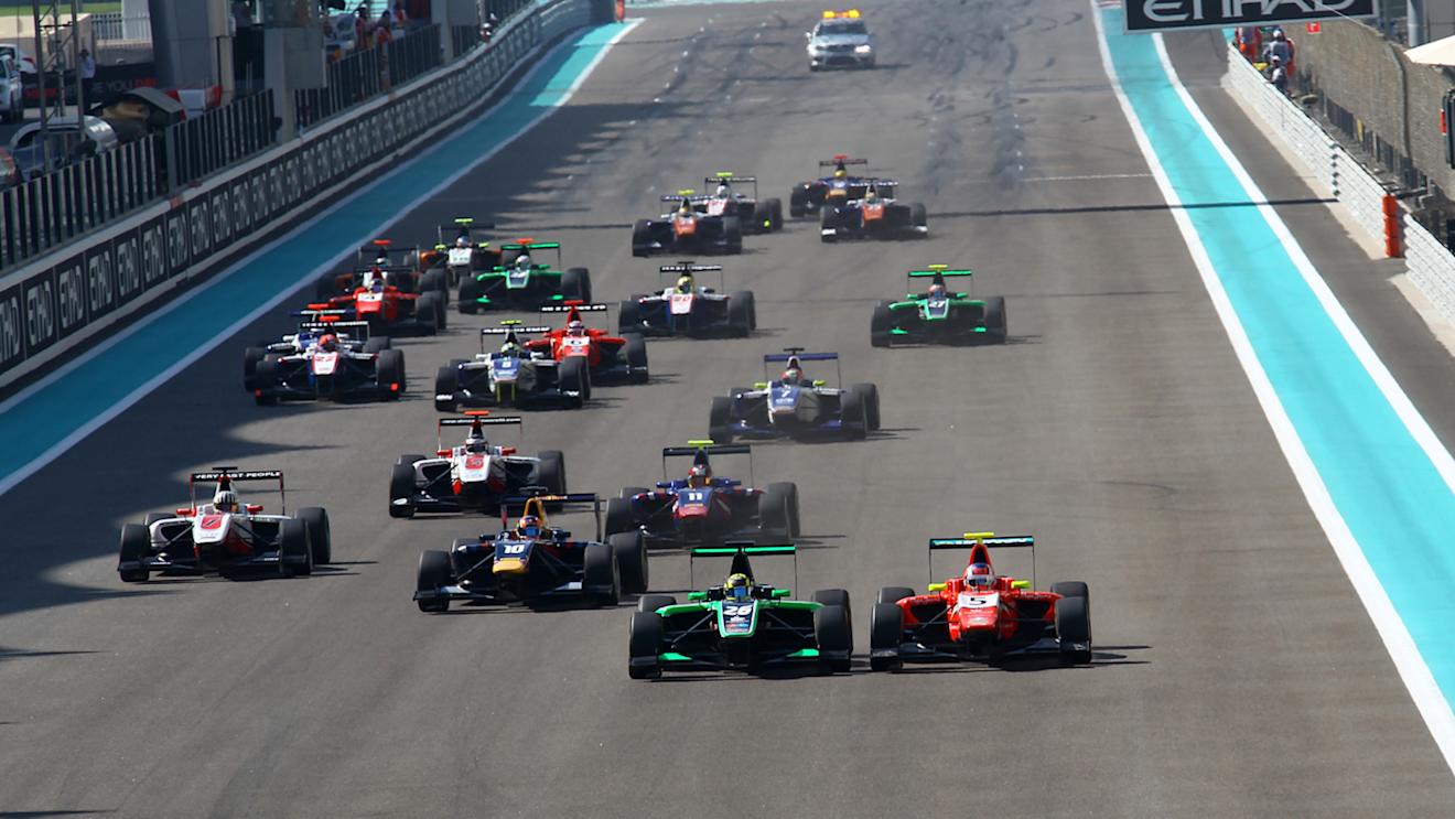 The start of race 2.
GP3 Series, Rd9, Yas Marina Circuit, Abu Dhabi, UAE, 21-23 November 2014. © Sutton Motorsport Images