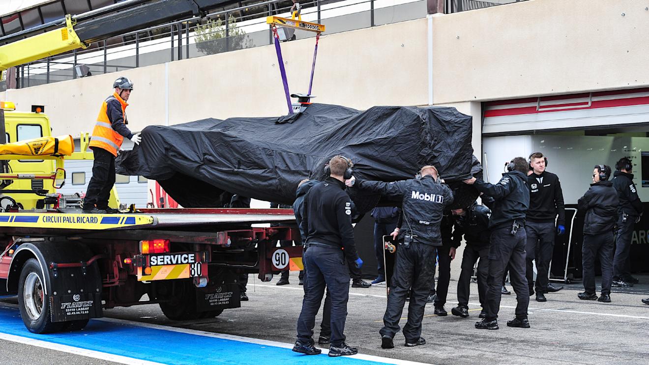 The car of Stoffel Vandoorne (BEL) McLaren MP4-30 is recovered to the pits after stopping on track at Pirelli Formula One Wet Test, Day One, Paul Ricard, France, 25 January 2016. © Sutton Motorsport Images