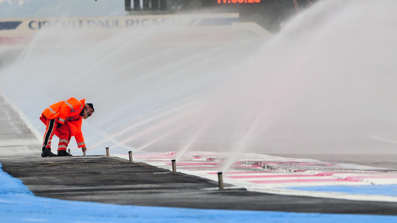 Marshal AKA Rain Man at Pirelli Formula One Wet Test, Day Two, Paul Ricard, France, 26 January 2016. © Sutton Motorsport Images