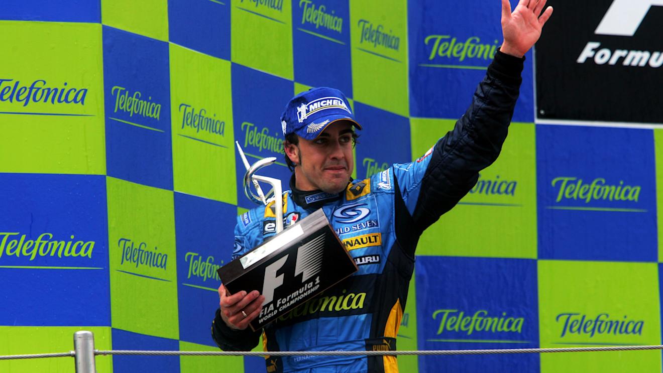 Race winner Fernando Alonso (ESP) Renault waves to the crowd from the podium.
Formula One World Championship, Rd 6, Spanish Grand Prix, Race, Barcelona, Spain, 14 May 2006. 