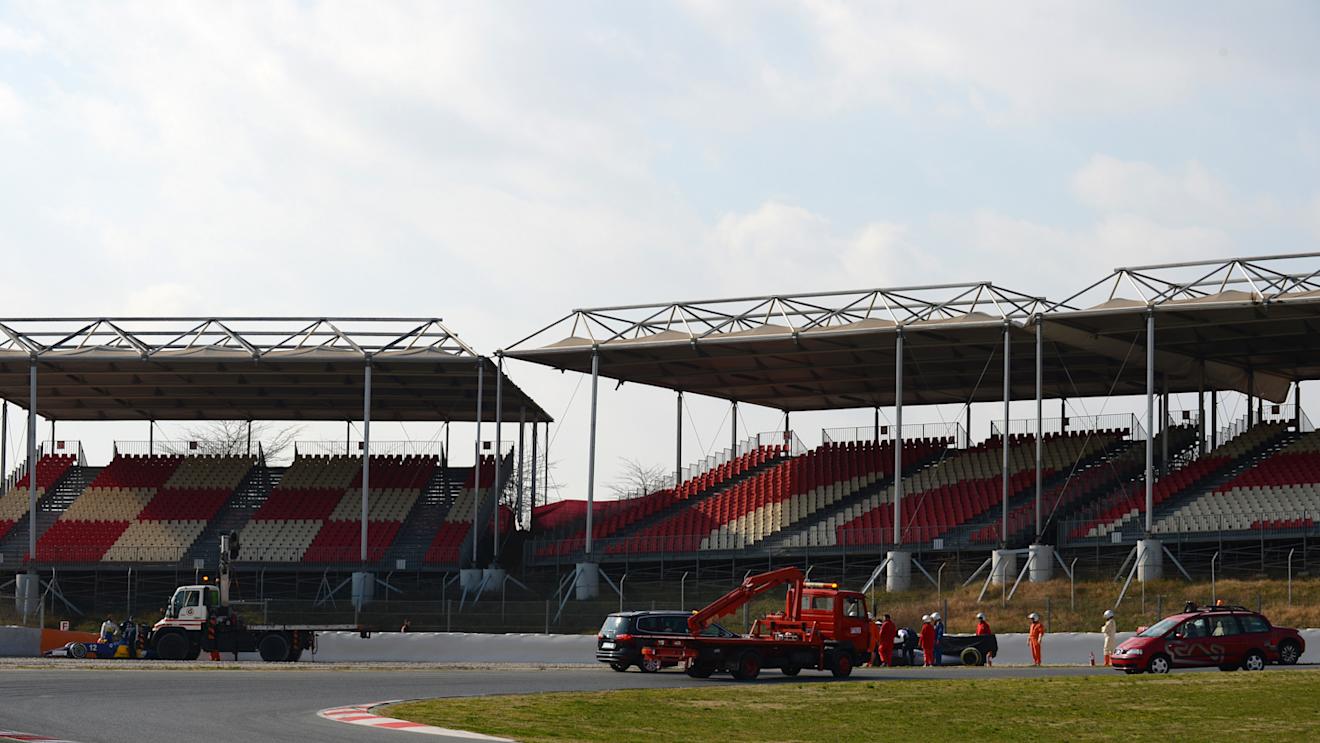 The cars of Felipe Nasr (BRA) Sauber C34 and Susie Wolff (GBR) Williams FW37 are recovered at Formula One Testing, Day One, Barcelona, Spain, 19 February 2015.
