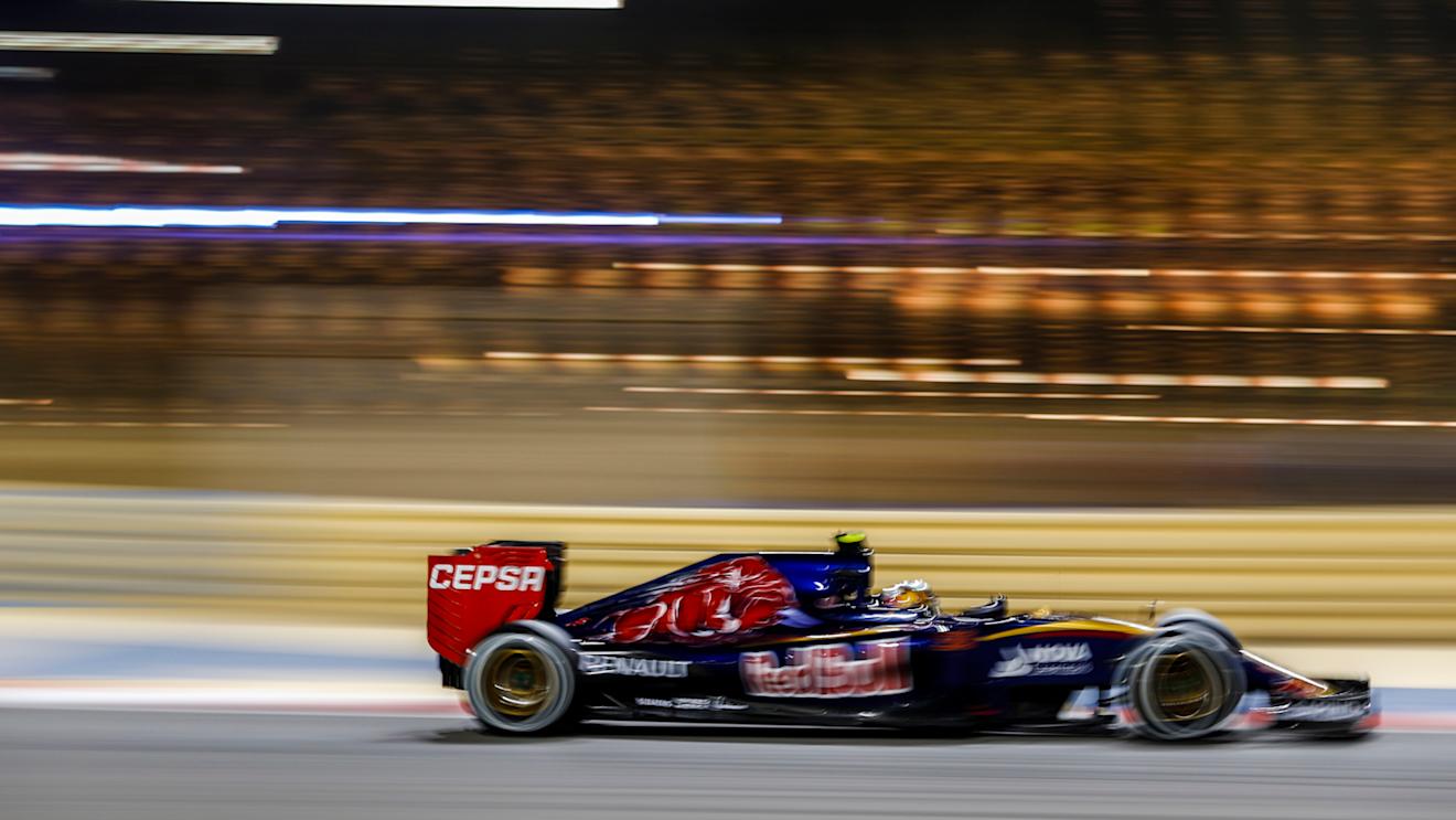 Carlos Sainz jr (ESP) Scuderia Toro Rosso STR10 at Formula One World Championship, Rd4, Bahrain Grand Prix Race, Bahrain International Circuit, Sakhir, Bahrain, Sunday 19  April 2015. © Sutton Motorsport Images