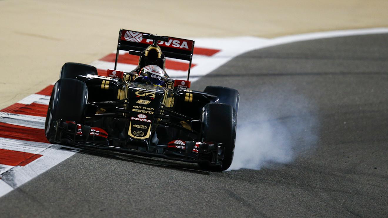 Romain Grosjean (FRA) Lotus E23 Hybrid locks up at Formula One World Championship, Rd4, Bahrain Grand Prix Race, Bahrain International Circuit, Sakhir, Bahrain, Sunday 19  April 2015. © Sutton Motorsport Images