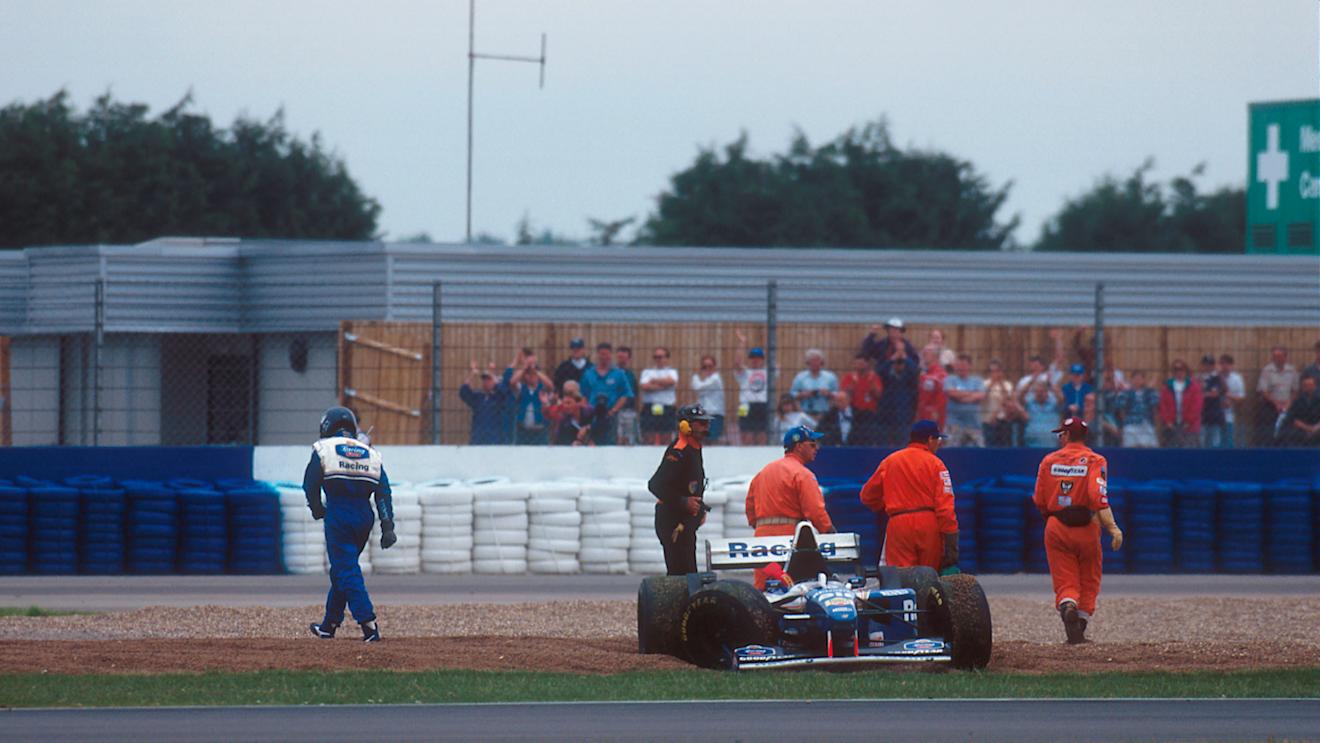 Damon Hill walks away following his collision with Michael Schumacher. The result left him 11 points adrift of his rival in the championship standings.
World Copyright - LAT Photographic