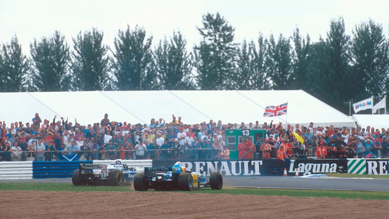 Damon Hill (Williams FW17 Renault) and Michael Schumacher (Benetton B195 Renault) collide on lap 46 at Silverstone. World Copyright - LAT Photographic