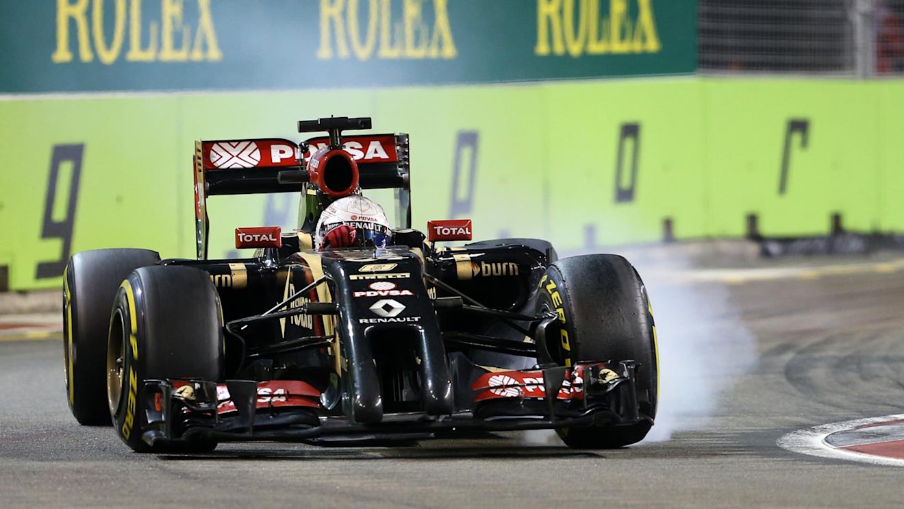 It's much easier for drivers to lock a tyre under braking on the bumpy Singapore surface. © Sutton Motorsport Images