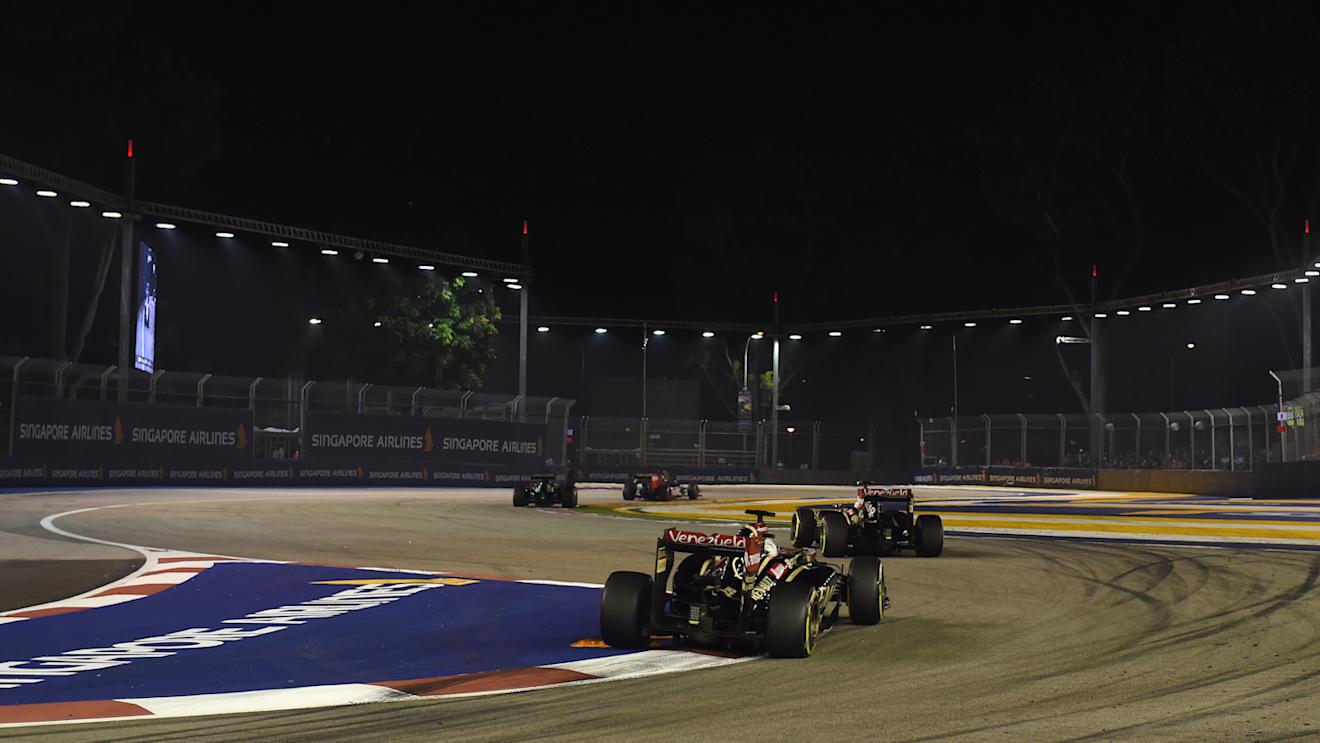 Corners come thick and fast in Singapore, offering the drivers little respite. © Sutton Motorsport Images