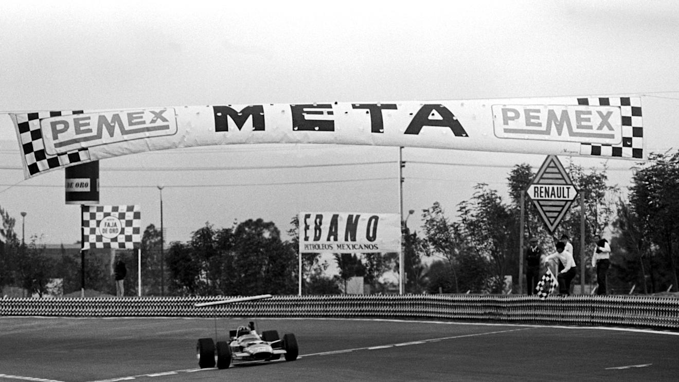 Graham Hill (GBR) Lotus 49B crosses the finish line to take race victory and clinch his second World Championship. Mexican Grand Prix, Mexico City, 3 November 1968 © Sutton Motorsport Images
