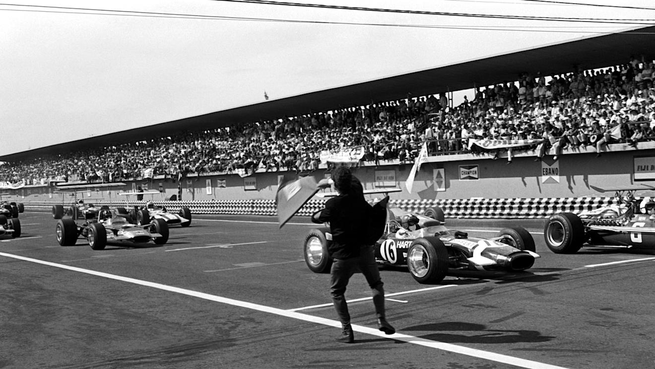 The flag man gets the race underway, led from pole position by Jo Siffert (SUI) Rob Walker Lotus 49B. Mexican Grand Prix, Mexico City, 3 November 1968
 © Sutton Motorsport Images