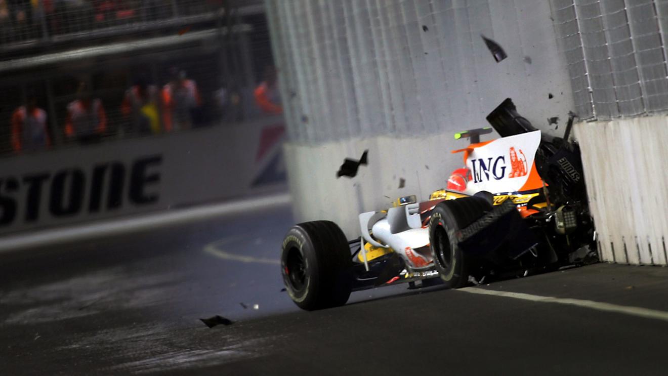 Nelson Piquet Jr. (BRA) Renault R28 crashes into the wall.
Formula One World Championship, Rd 15, Singapore Grand Prix, Race, Singapore, Sunday 28 September 2008.

BEST IMAGE © Sutton Motorsport Images