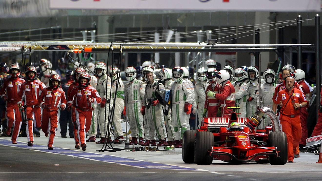 Felipe Massa (BRA) Ferrari F2008 at the end of the pitlane after a fuel rig problem.
Formula One World Championship, Rd 15, Singapore Grand Prix, Race, Marina Bay Street Circuit, Singapore, Sunday 28 September 2008.

BEST IMAGE © © Sutton Motorsport Images