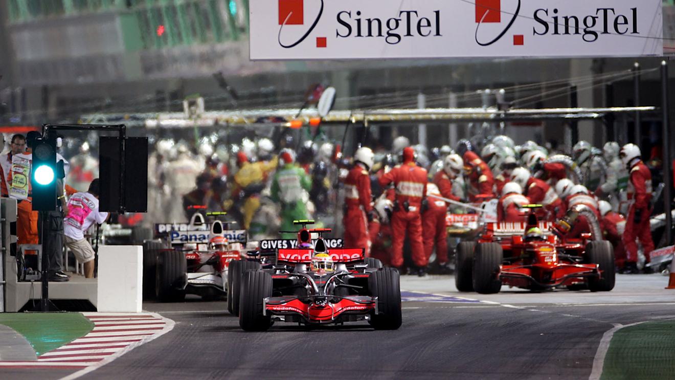 Lewis Hamilton (GBR) McLaren Mercedes MP4/23 passes as Felipe Massa (BRA) Ferrari F2008 pulls over after a refuelling problem during his pitstop.
Formula One World Championship, Rd 15, Singapore Grand Prix, Race, Marina Bay Street Circuit, Singapore, Sunday 28 September 2008.

BEST IMAGE © © Sutton Motorsport Images