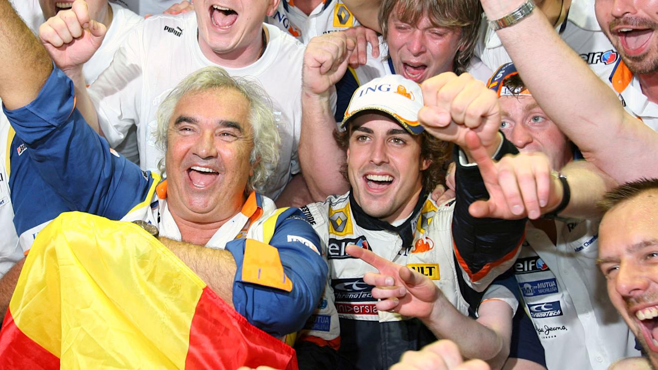 Fernando Alonso (ESP) Renault celebrates victory with Flavio Briatore (ITA) Renault Team Principal and the team.
Formula One World Championship, Rd 15, Singapore Grand Prix, Race, Marina Bay Street Circuit, Singapore, Sunday 28 September 2008.

BEST IMAGE © © Sutton Motorsport Images