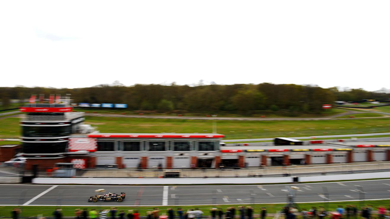 Brands Hatch, Kent, UK.
Monday 27 April 2015.
Romain Grosjean, Lotus E23 Mercedes passes the pits on the start/finish line.
World Copyright: Glenn Dunbar/LAT Photographic