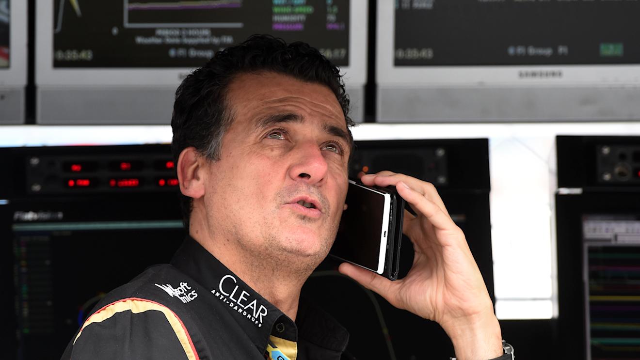 Federico Gastaldi (ARG) Lotus F1 Team Deputy Team Principal on the pit wall gantry © Sutton Motorsport Images