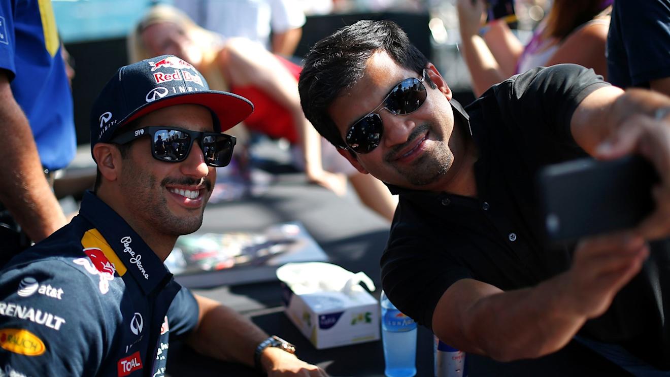 Daniel Ricciardo (AUS) Red Bull Racing poses for a selfie at Formula One World Championship, Rd19, Abu Dhabi Grand Prix, Practice, Yas Marina Circuit, Abu Dhabi, UAE, Friday 27 November 2015. © Sutton Motorsport Images