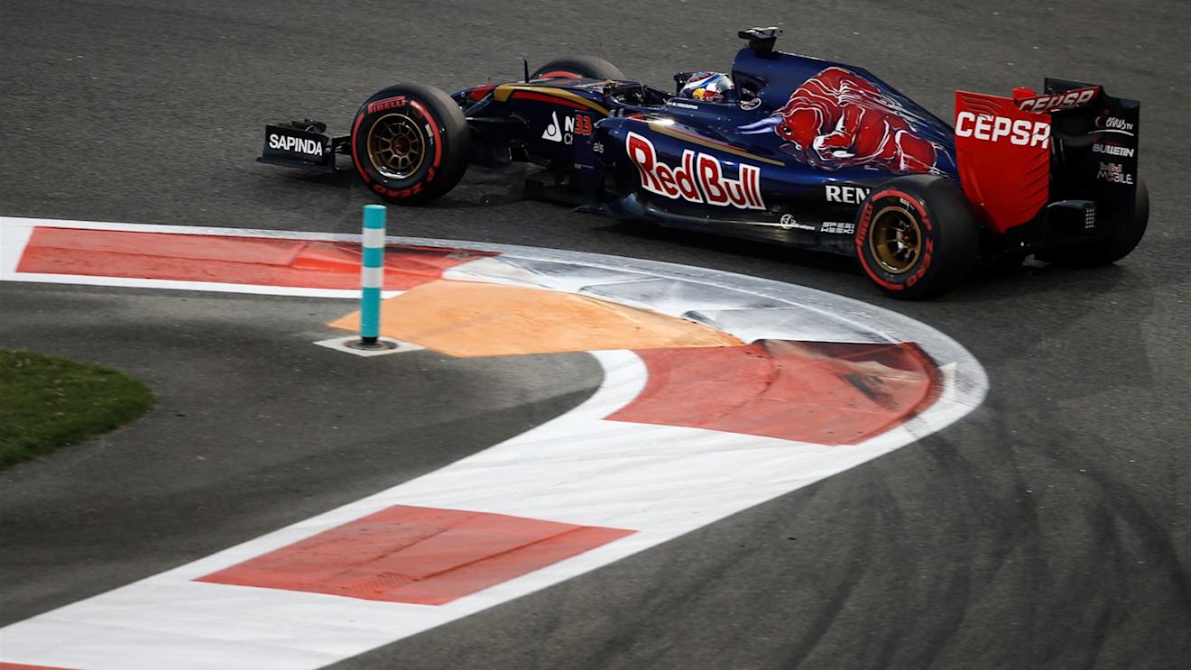 Carlos Sainz  (ESP) Scuderia Toro Rosso STR10 at Formula One World Championship, Rd19, Abu Dhabi Grand Prix, Qualifying, Yas Marina Circuit, Abu Dhabi, UAE, Saturday 28 November 2015. © Sutton Motorsport Images