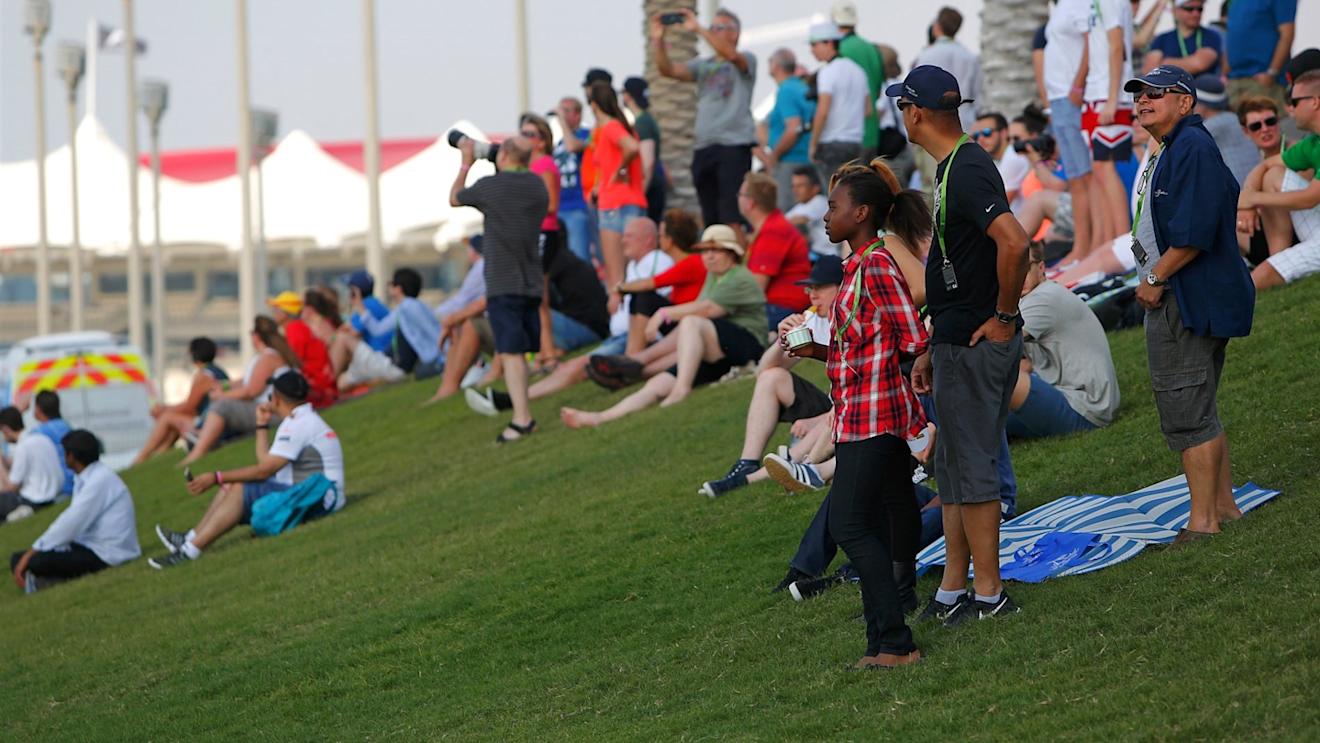 Fans on Abu Dhabi Hill at Formula One World Championship, Rd19, Abu Dhabi Grand Prix, Qualifying, Yas Marina Circuit, Abu Dhabi, UAE, Saturday 28 November 2015. © Sutton Motorsport Images