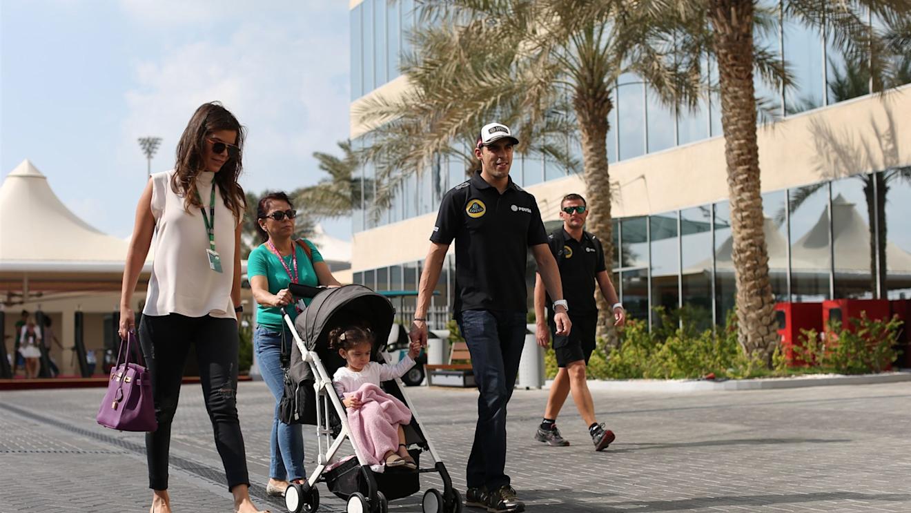 Pastor Maldonado (VEN) Lotus with wife Gabriella Tarkany (VEN) and daughter Victoria  at Formula One World Championship, Rd19, Abu Dhabi Grand Prix, Qualifying, Yas Marina Circuit, Abu Dhabi, UAE, Saturday 28 November 2015. © Sutton Motorsport Images