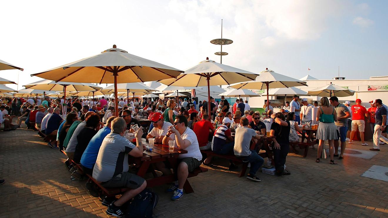 Fans at Formula One World Championship, Rd19, Abu Dhabi Grand Prix, Qualifying, Yas Marina Circuit, Abu Dhabi, UAE, Saturday 28 November 2015. © Sutton Motorsport Images
