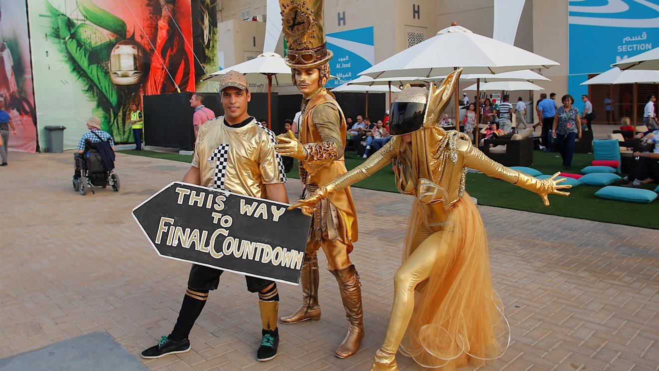 Entertainment at Formula One World Championship, Rd19, Abu Dhabi Grand Prix, Qualifying, Yas Marina Circuit, Abu Dhabi, UAE, Saturday 28 November 2015. © Sutton Motorsport Images