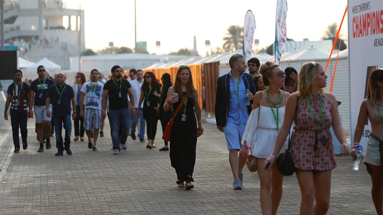 Fans and atmosphere at Formula One World Championship, Rd19, Abu Dhabi Grand Prix, Qualifying, Yas Marina Circuit, Abu Dhabi, UAE, Saturday 28 November 2015. © Sutton Motorsport Images