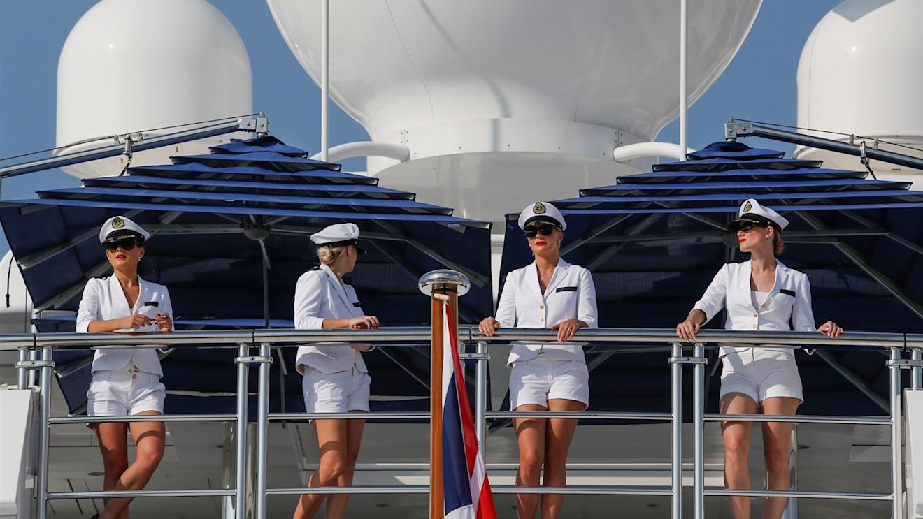 Girls on boat at Formula One World Championship, Rd19, Abu Dhabi Grand Prix, Qualifying, Yas Marina Circuit, Abu Dhabi, UAE, Saturday 28 November 2015. © Sutton Motorsport Images