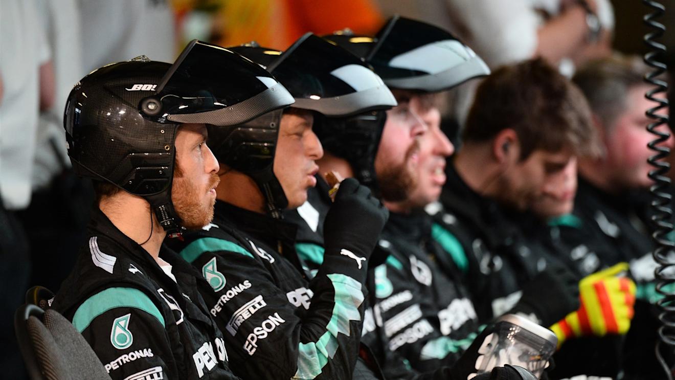 Mercedes AMG F1 mechanics at Formula One World Championship, Rd19, Abu Dhabi Grand Prix, Race, Yas Marina Circuit, Abu Dhabi, UAE, Sunday 29 November 2015. © Sutton Motorsport Images