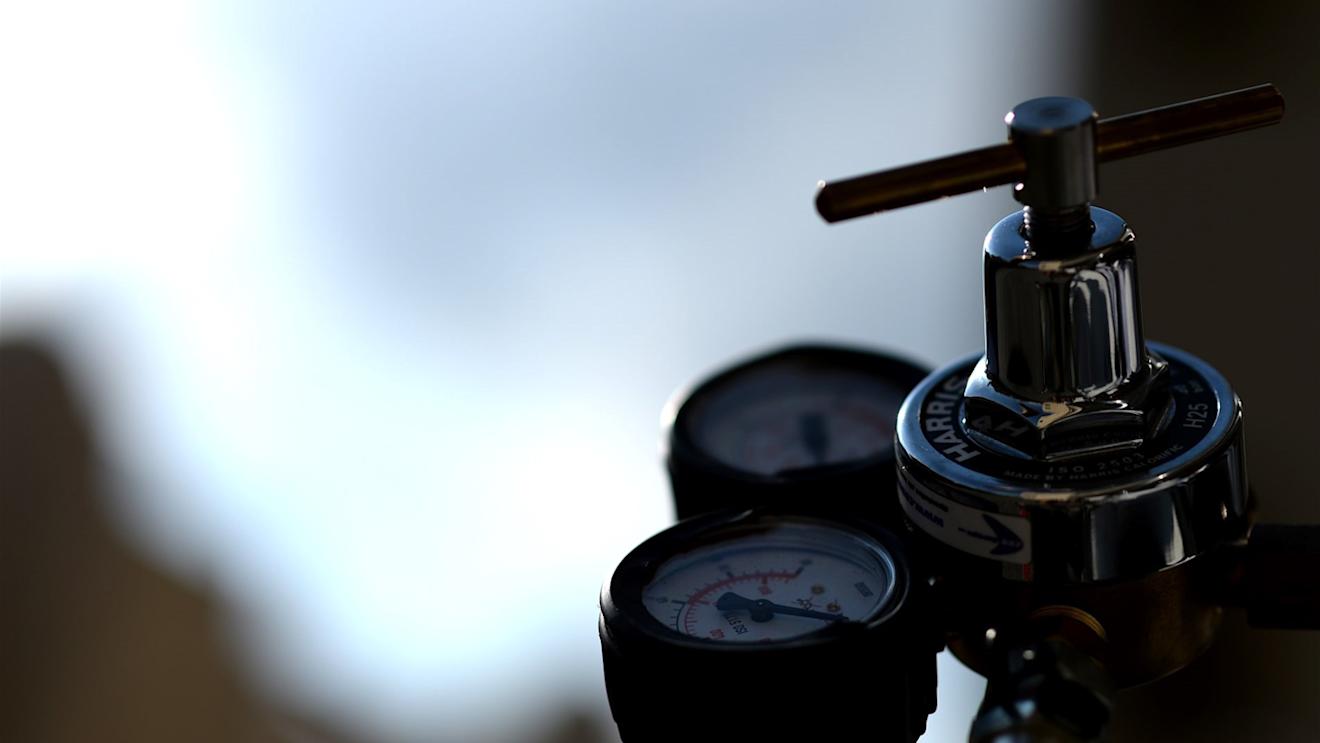 Pressure gauge at Formula One World Championship, Rd19, Abu Dhabi Grand Prix, Race, Yas Marina Circuit, Abu Dhabi, UAE, Sunday 29 November 2015. © Sutton Motorsport Images