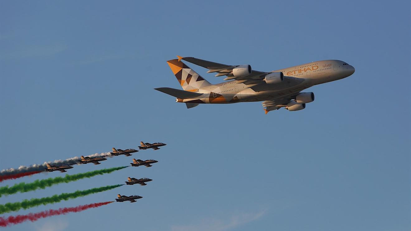 Flypast at Formula One World Championship, Rd19, Abu Dhabi Grand Prix, Race, Yas Marina Circuit, Abu Dhabi, UAE, Sunday 29 November 2015. © Sutton Motorsport Images