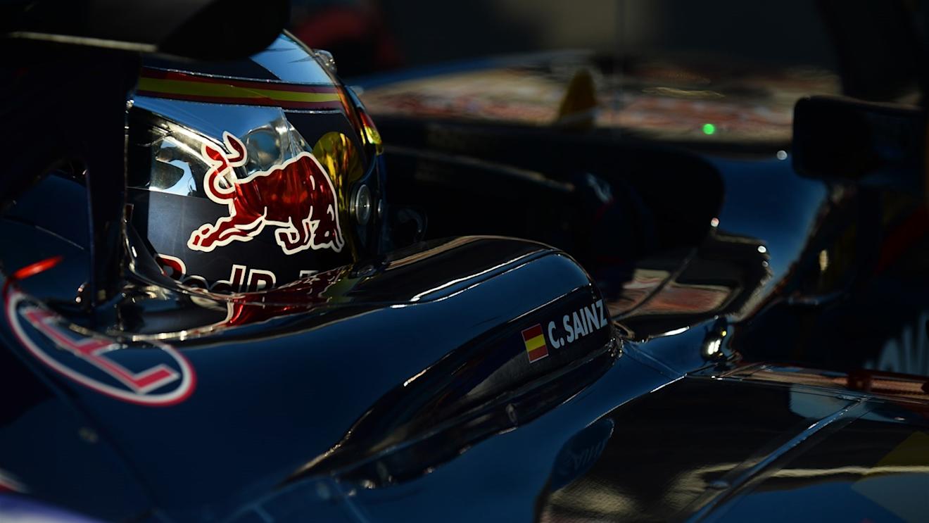 Carlos Sainz jr (ESP) Scuderia Toro Rosso STR10 on the grid at Formula One World Championship, Rd19, Abu Dhabi Grand Prix, Race, Yas Marina Circuit, Abu Dhabi, UAE, Sunday 29 November 2015. © Sutton Motorsport Images