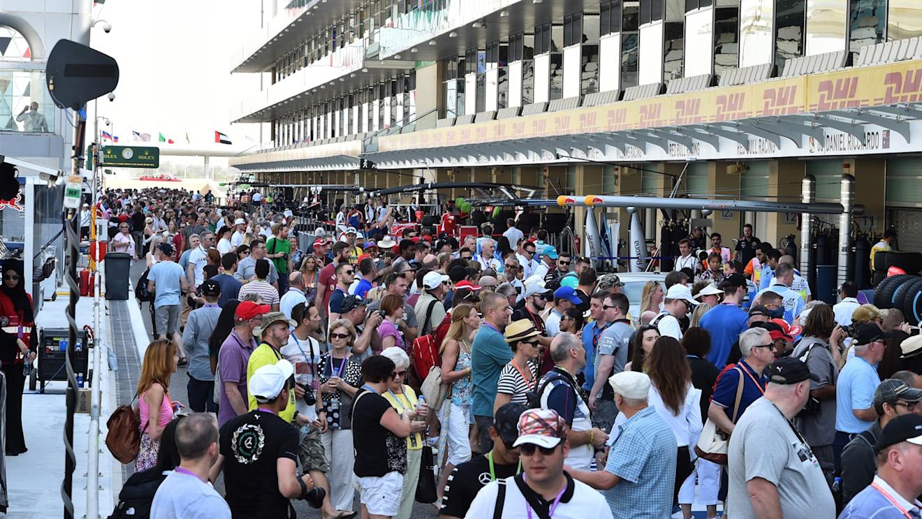 Fans in pit lane at Formula One World Championship, Rd19, Abu Dhabi Grand Prix, Preparations, Yas Marina Circuit, Abu Dhabi, UAE, Thursday 26 November 2015. © Sutton Motorsport Images